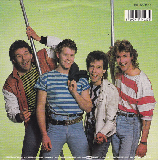 The Juniors (8) : High On Love (7", Single)