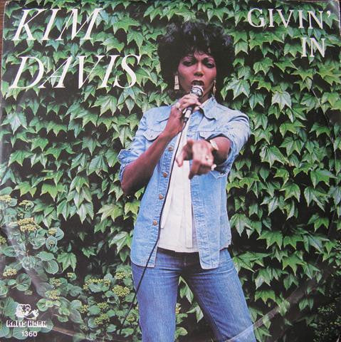 Kim Davis : Givin' In / Just For The Night (7", Single)