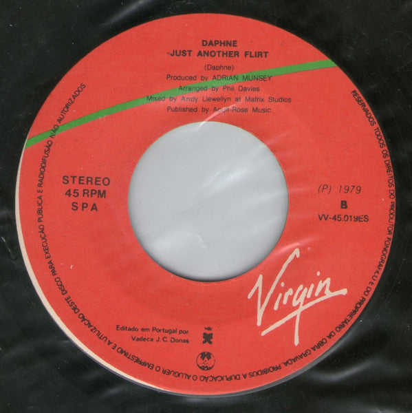 Daphne (9) : The World Is Moving On (7", Single)
