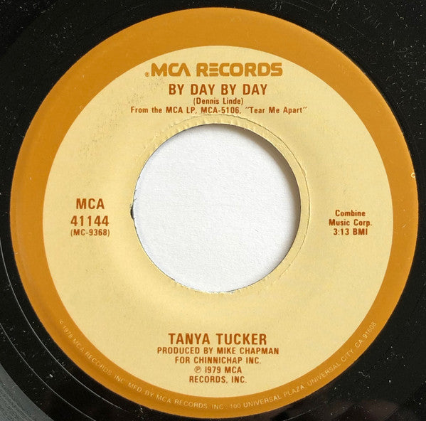 Tanya Tucker : Lay Back In The Arms of Someone / By Day By Day (7", Single)