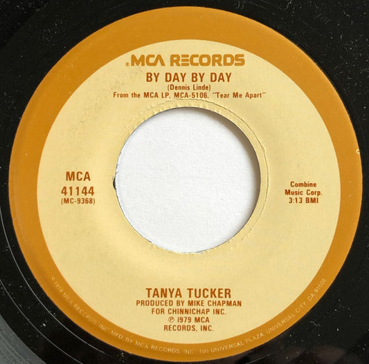 Tanya Tucker : Lay Back In The Arms of Someone / By Day By Day (7", Single)