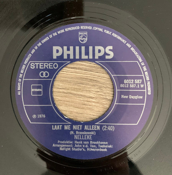 Nelleke : Laat Me Niet Alleen / Droomwereld (7", Single)