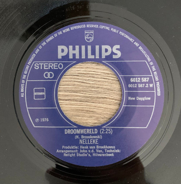 Nelleke : Laat Me Niet Alleen / Droomwereld (7", Single)
