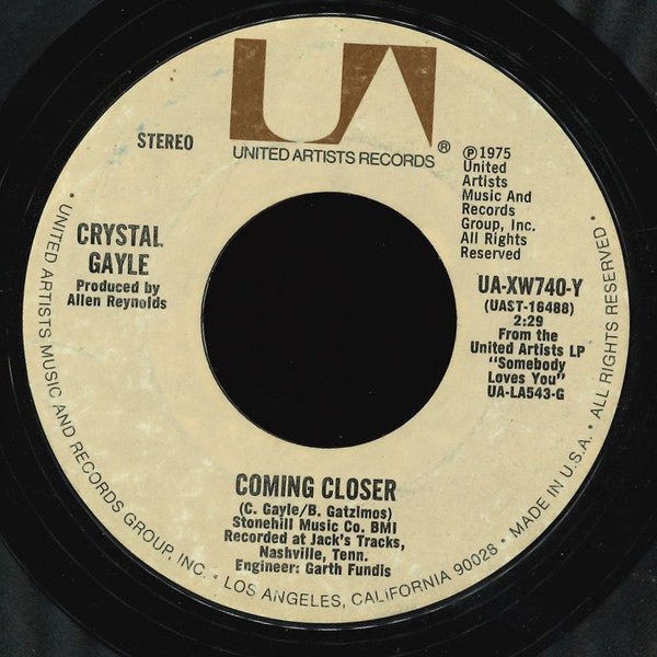 Crystal Gayle : Somebody Loves You / Coming Closer (7")