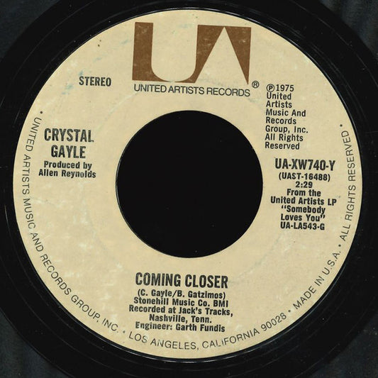 Crystal Gayle : Somebody Loves You / Coming Closer (7")